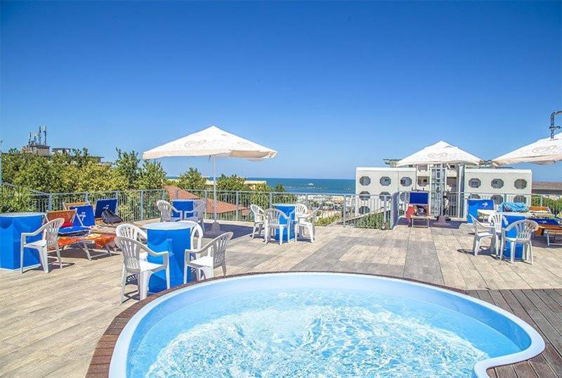 Hotel Leonardo Чезенатіко Екстер'єр фото