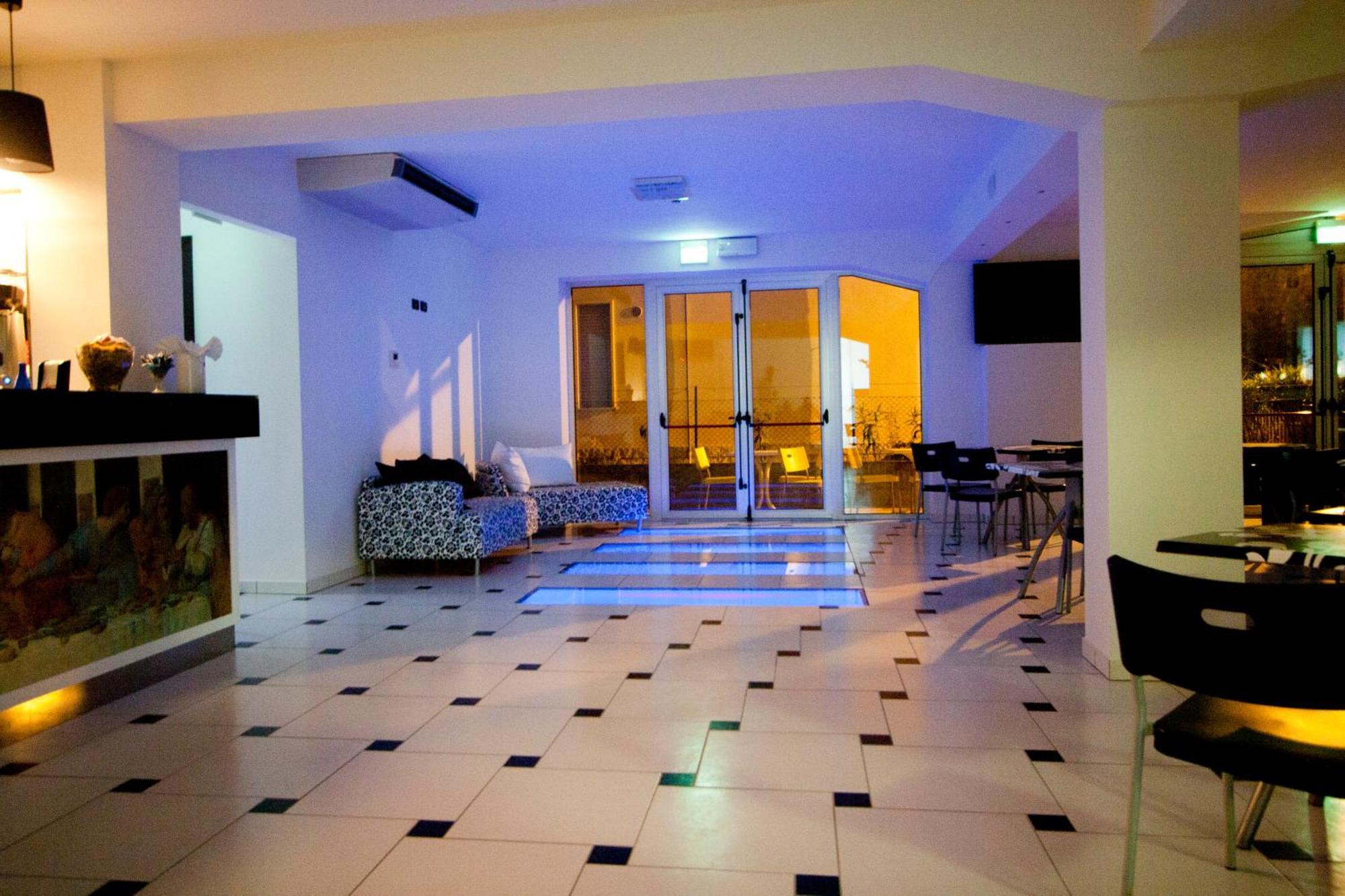 Hotel Leonardo Чезенатіко Екстер'єр фото
